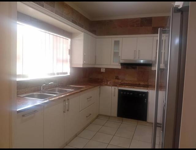 4 BEDROOM PROPERTY TO RENT IN OSLO BEACH